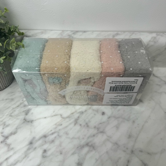 Bulinlulu NEW - 5 pack Non Skid Fuzzy Socks - Picture 6 of 8